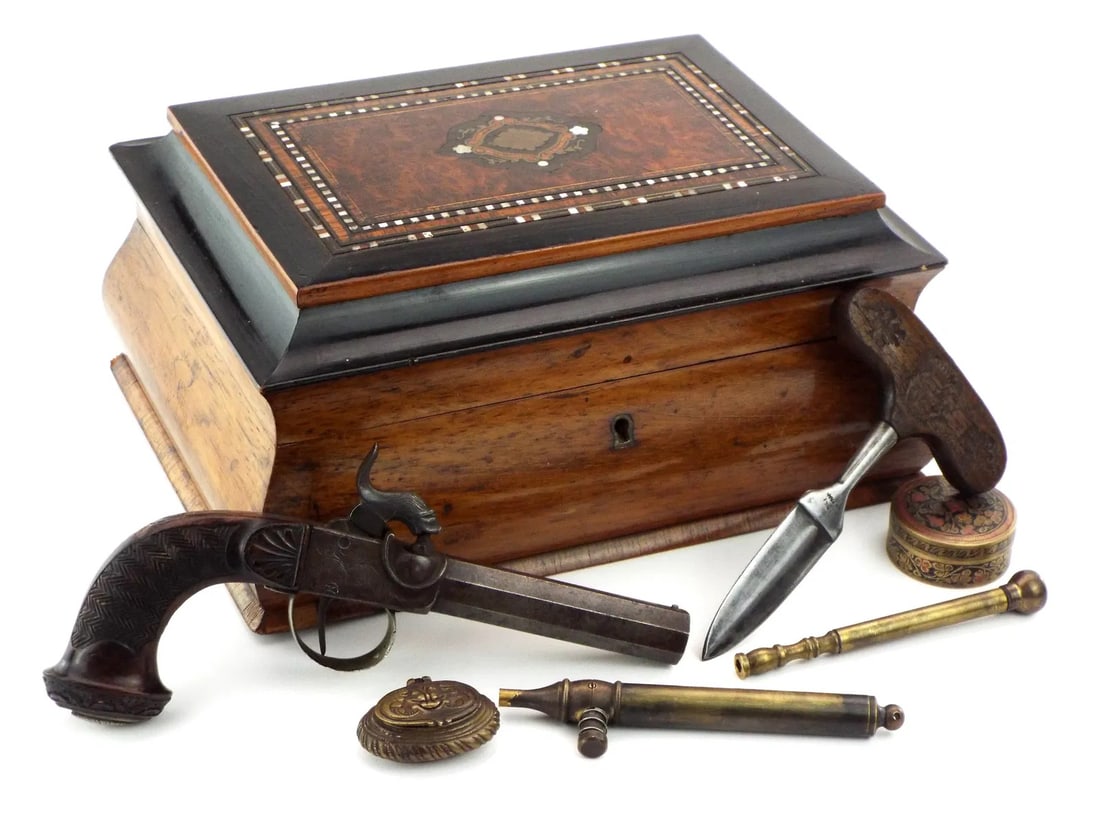 Beautiful French Boulle Case, Very Intricate Inlays, Case Houses An Ornate Large Caliber Percussion: Beautiful French Boulle Case, Very Intricate Inlays, Case Houses An Ornate Large Caliber Percussion Pistol, Very Tight Action.Walnut Handle Push Dagger With A Family Crest Pressed At Top, Blade Is Mar