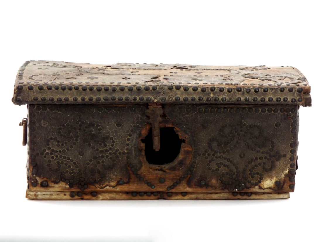 Rare 18th. C. American Revolutionary War era Leather Covered Trunk (1 of 10)