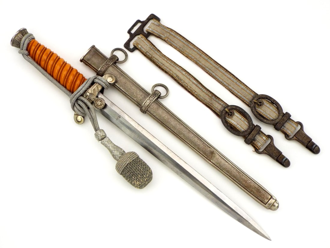 Attractive German WWII Army Officers Dagger with Deluxe Hangers and Portepee (1 of 20)