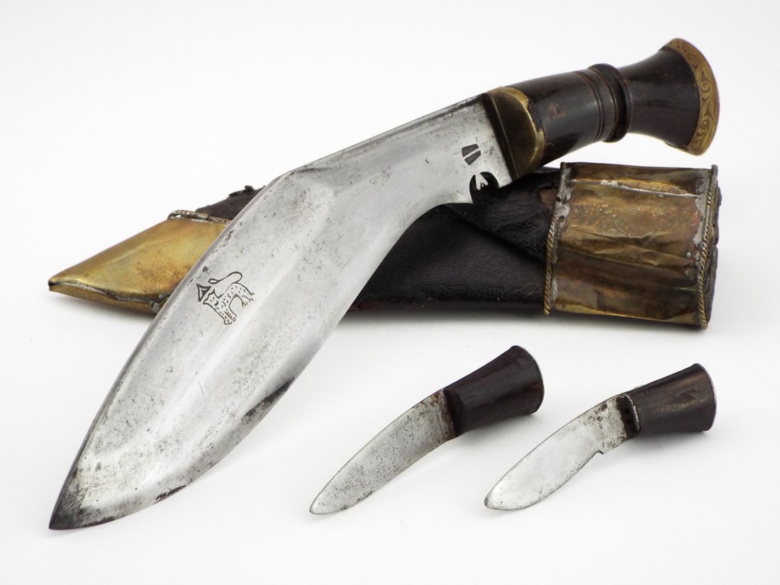 Antique Indian kukri with Scabbard Karda & Chakmak: 19th C. Indian KUKRI with Scabbard full set. Featuring broad curved blade retaining good sharpness and marked with tiger beneath triangle. The steel displaying mild greyish patina and scattered