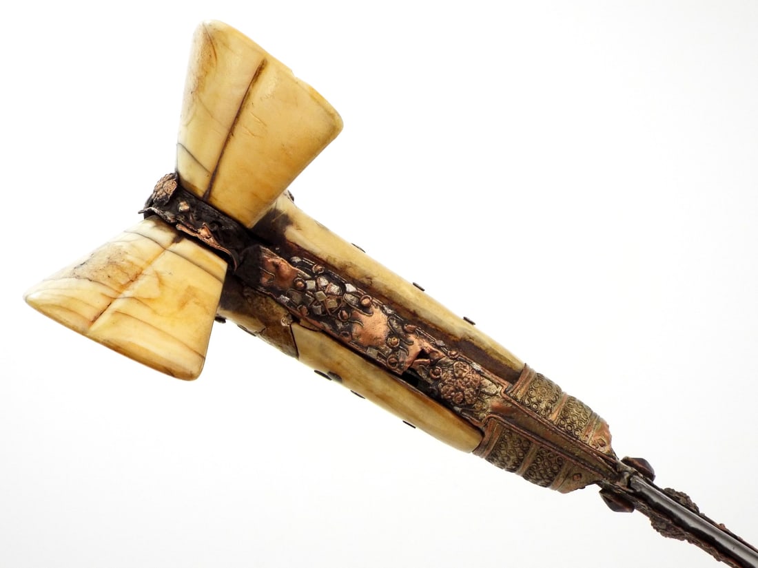 18th C. Islamic Ottoman Turkish YATAGAN Sword, Large FINE Jeweled Hilt: 18th C. Islamic Ottoman Turkish YATAGAN Sword, Large FINE Jeweled Hilt. Full Length 29 Inches. Blade Length 23 Inches