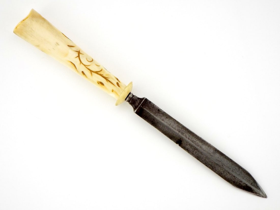 Refined Antique Italian NOBLEMAN'S DIRK Fine Bone Grip: Gentle but dangerous and easy to conceal antique Italian nobleman's dirk dagger. Slender double edged blade under greyish patina. The finely carved fine bone grip displays delicate scrolling foliage