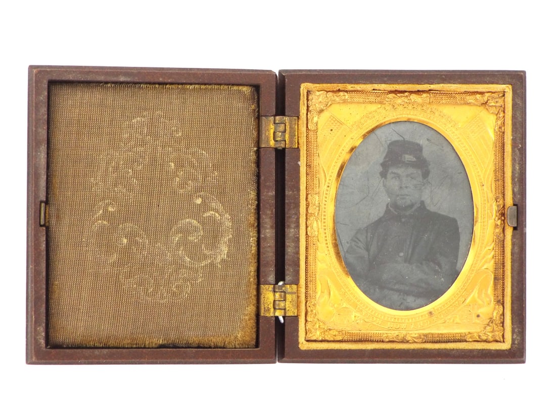 American Civil War Era GUTAPERCHA Cased Tintype (1 of 13)