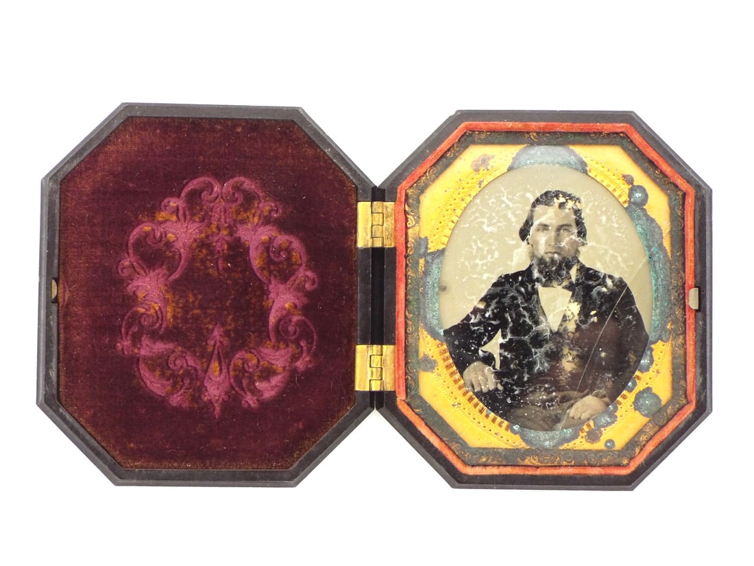 American Civil War Era GUTAPERCHA Cased Tintype (1 of 10)