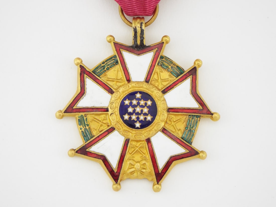 Exquisite US LEGION OF MERIT OFFICER Medal - 3