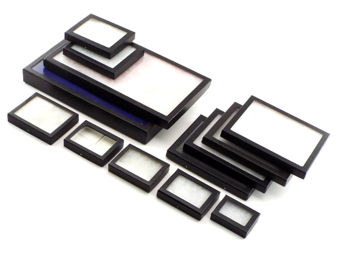 Lot of display cases for preserving and displaying various collectibles (1 of 5)