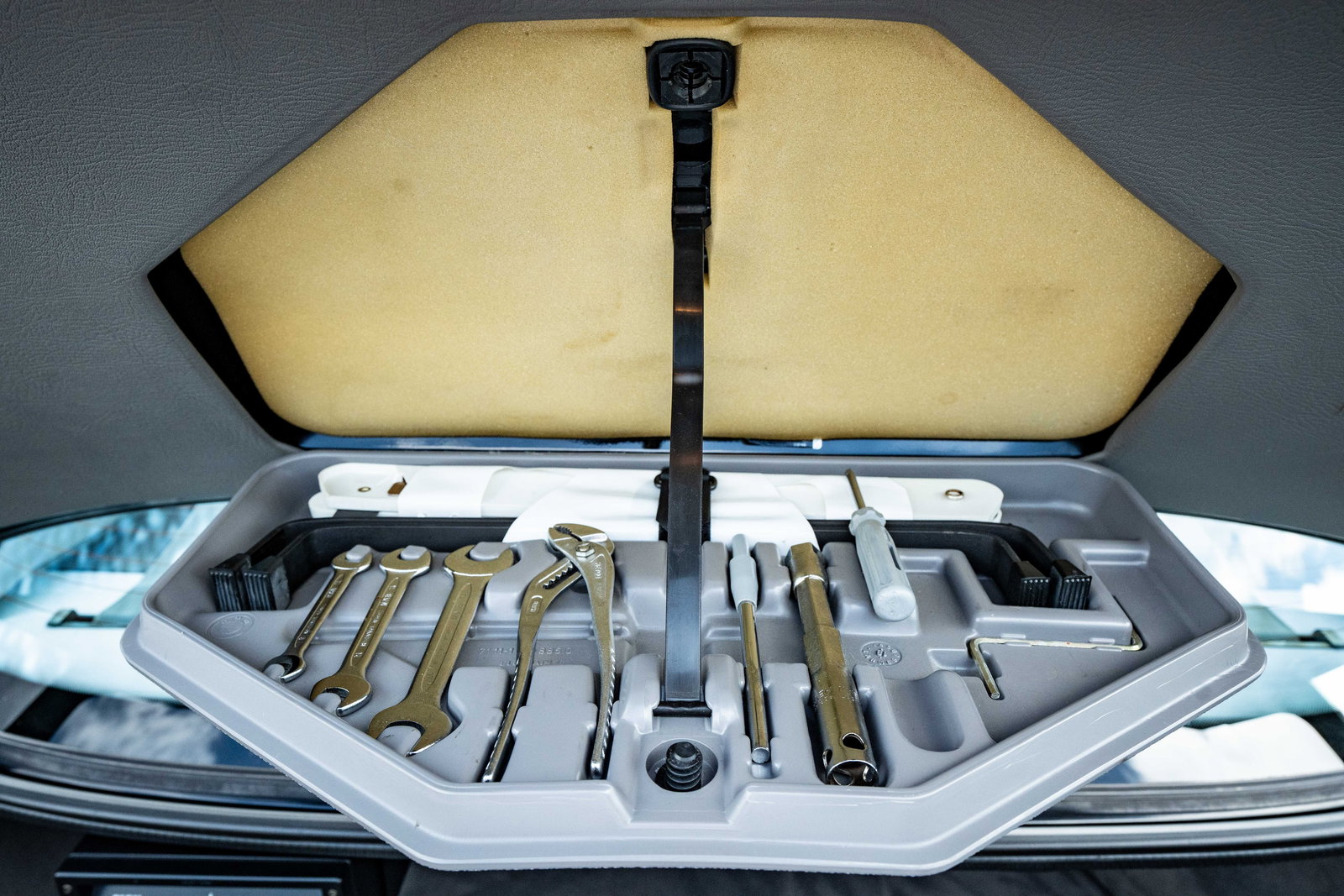 1989 BMW E32 750il (5% Buyer's Premium) - 9