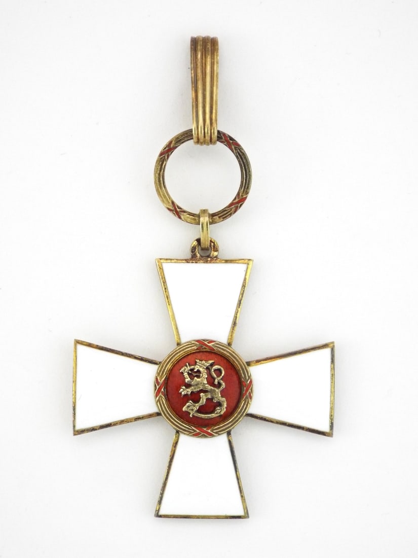 Finnish WWII Commander’s Cross Gilt and Enamel: Exceptional cross body displays superb milk white enamel work free of hairline fractures, centering a magnificent circular medallion of translucent crimson rouge featuring the Finnish lion in high rel