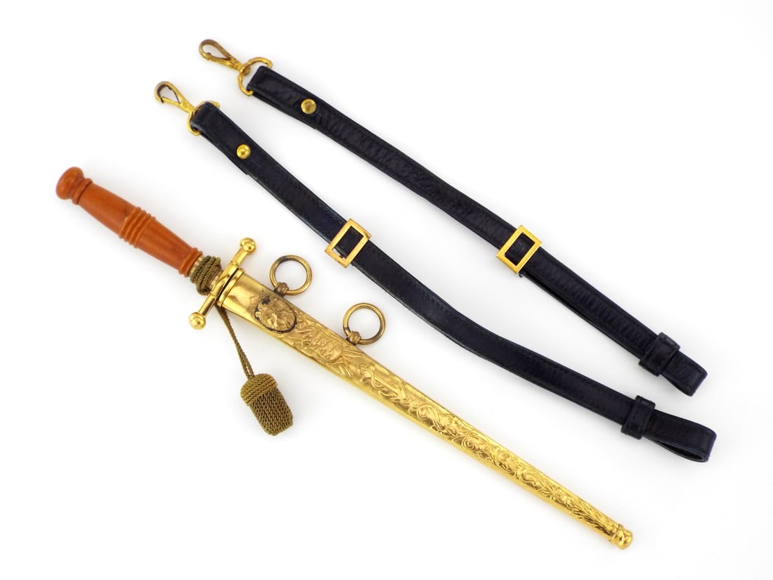 Superb Danish M1907 Navy Officer Dirk By HOLSTER with Leather Hangers: Royal M1907 Danish Navy dirk, slender double edged blade of tempered steel engraved with a Holster mark at the ricasso. The hilt, fashioned from Bakelite with ribbed turning, mounts a simple rounded p