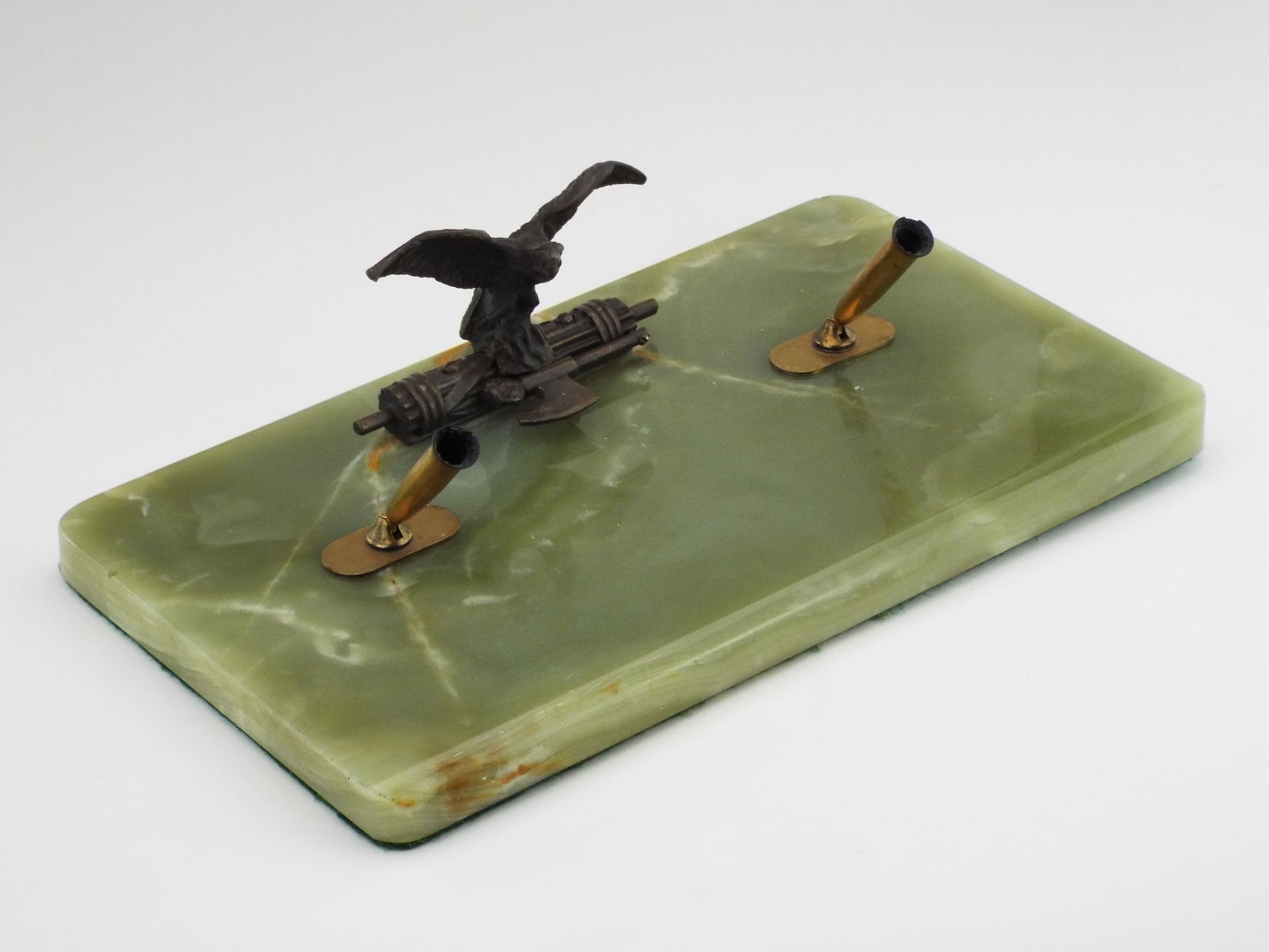 Italian WWII Desk Stand Bronze Fasces Green Onyx Base: Institutional grade desktop accessory features a substantial slab of veined green onyx, exhibiting authentic surface patination and minor peripheral inclusions. Centered upon the stone, a dark patinat