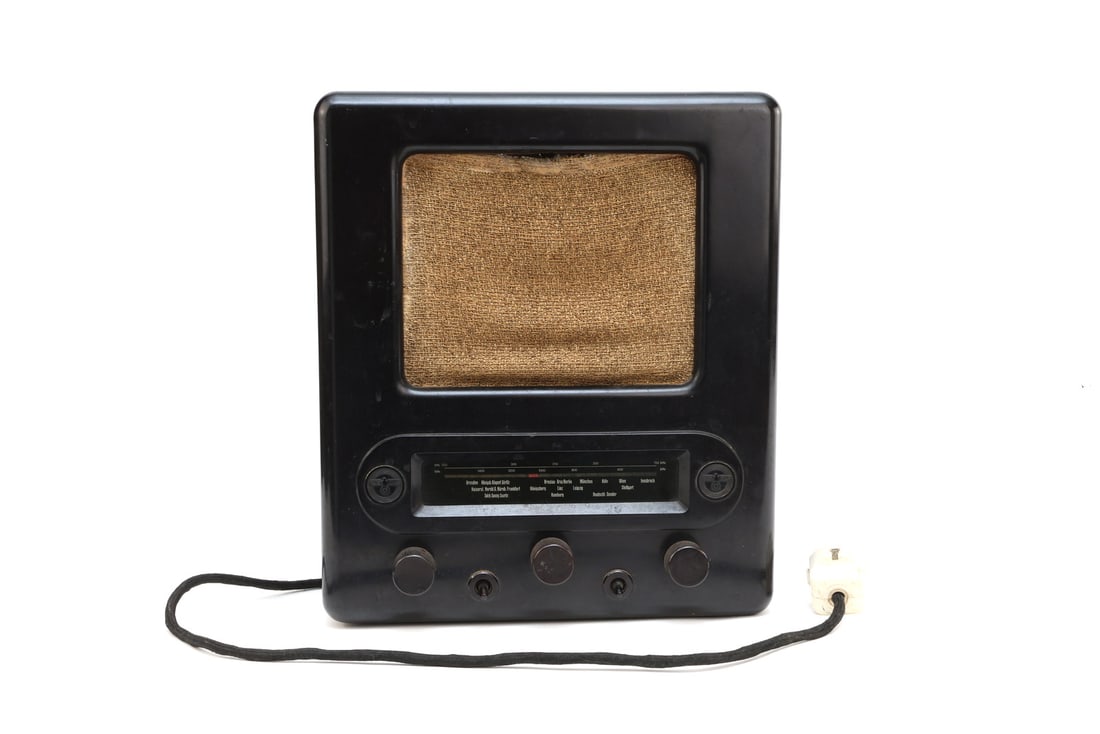 German WWII STASSFURTER RUNDFUNK VE 301 DYN Bakelite Radio (1 of 7)