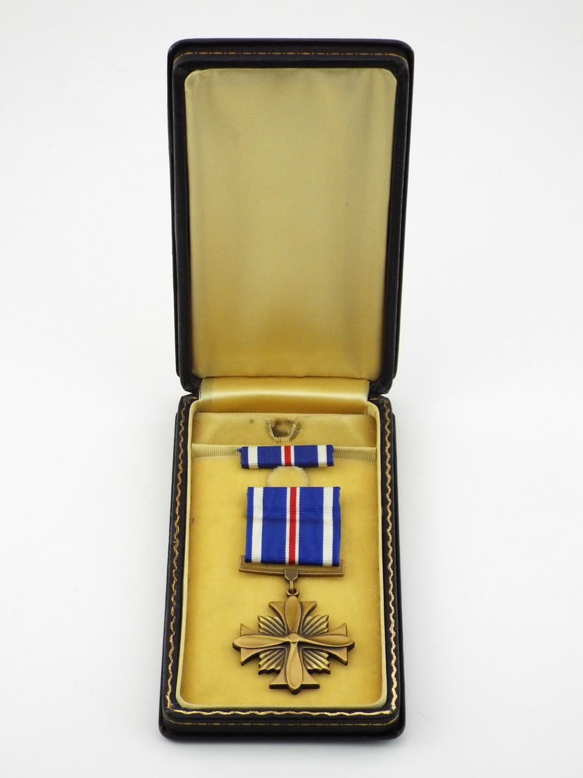 US WWII DISTINGUISHED FLYING CROSS in Leatherette Case (1 of 11)
