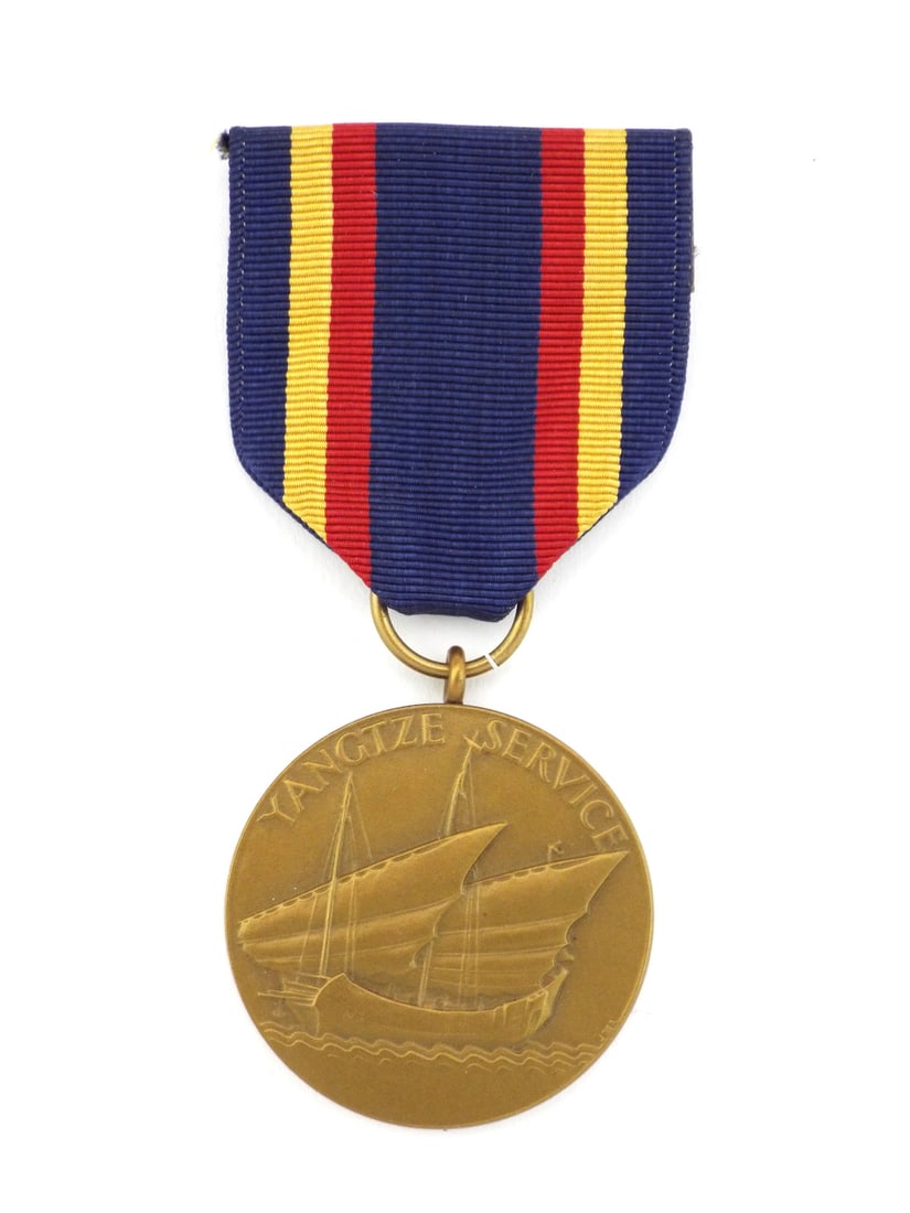US 1920's Interwar YANGTZE SERVICE MEDAL United States Navy: Bronze medal exhibiting a even patina with crisp relief to the central junk motif. Reverse features the standard Navy eagle and anchor design with clear FOR SERVICE lettering. Pendant suspended from a