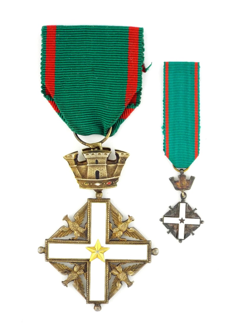 Italian Republic ORDER OF MERIT Commander's Cross & Miniature Knight's Cross: White enameled cross pommee featuring four heraldic eagles in the angles, the obverse centered by a magnificent five pointed gold star, the reverse exhibits minor enamel loss where the central insigni