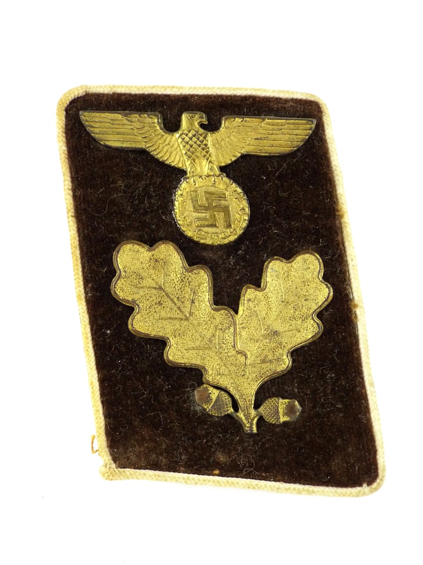 German WWII High Rank Leader NSDAP GAULEITUNG COLLAR TAB: High grade district level insignia features a dark brown velvet body exhibiting light surface nap wear and age toning. The gilded national eagle and centered oak leaf cluster display a crisp texture a