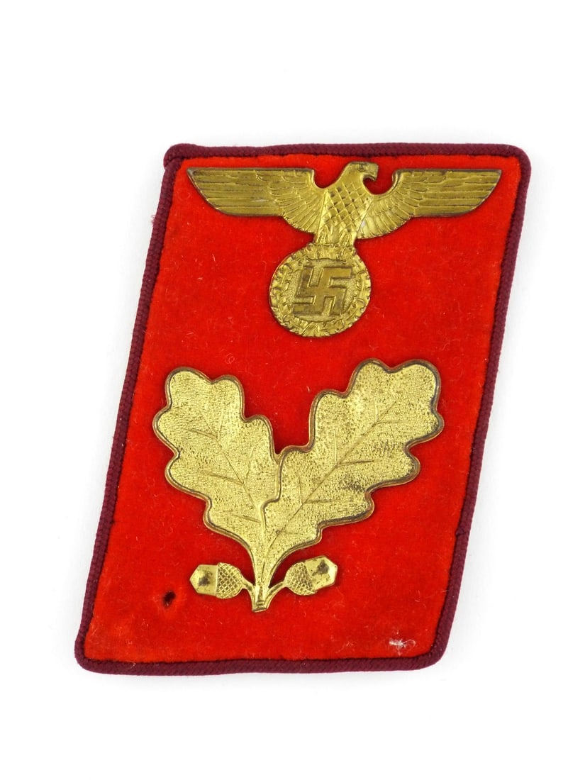 German WWII NSDAP GAULEITER COLLAR TAB Gilded Eagle: Gauleiter level collar tab features a vibrant red velvet rectangular body exhibiting minor pile wear and surface soiling consistent with field use. The central gilded metal oak leaf cluster and politi