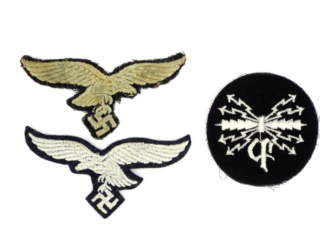 German WWII Luftwaffe PEILFUNKER Specialty Patch & BREAST EAGLE Grouping: Grouping featuring a machine embroidered Peilfunker trade badge for a directional radio operator, displaying the distinctive seven bolt lightning cluster on a charcoal wool ground. The embroidery rema