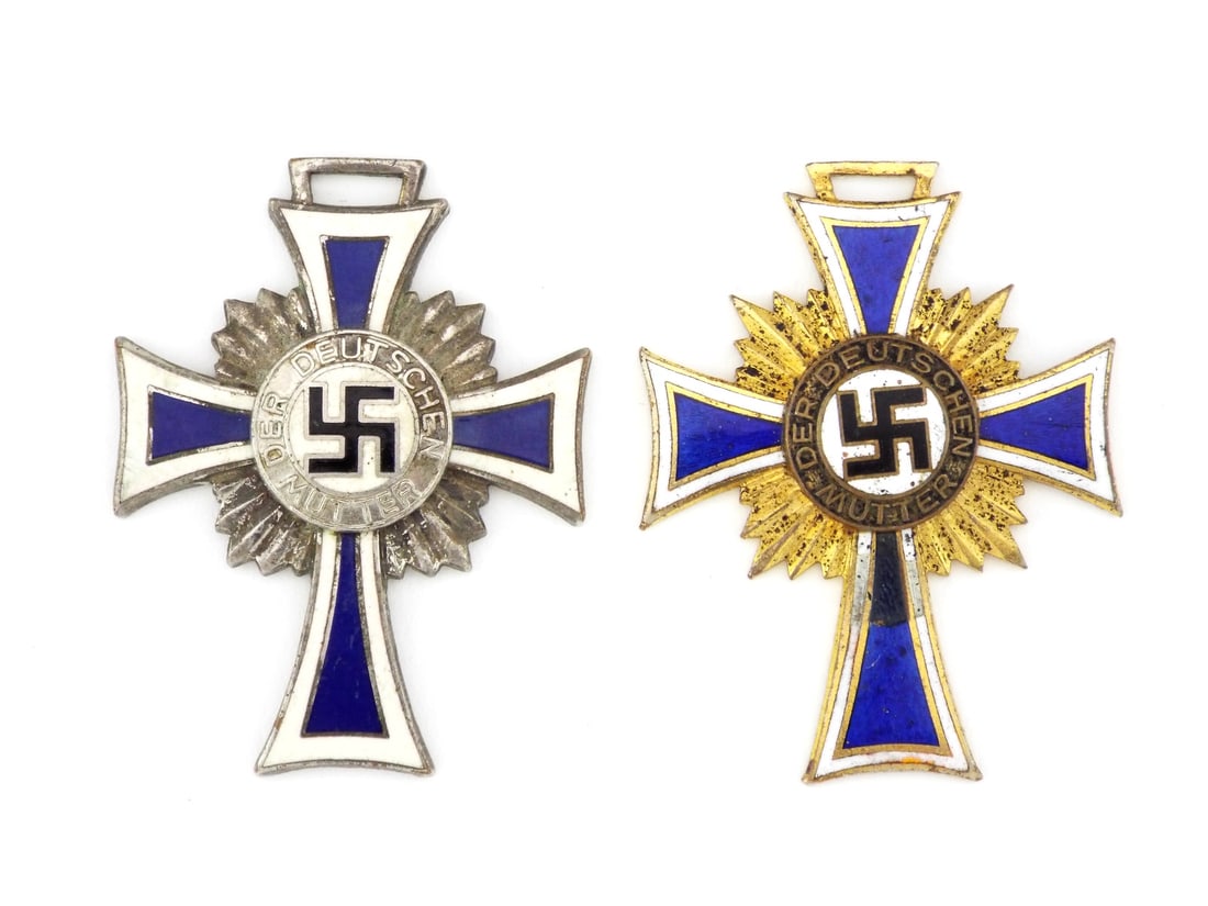 Pair of German WWII BADGES: Pair of German WWII BADGES