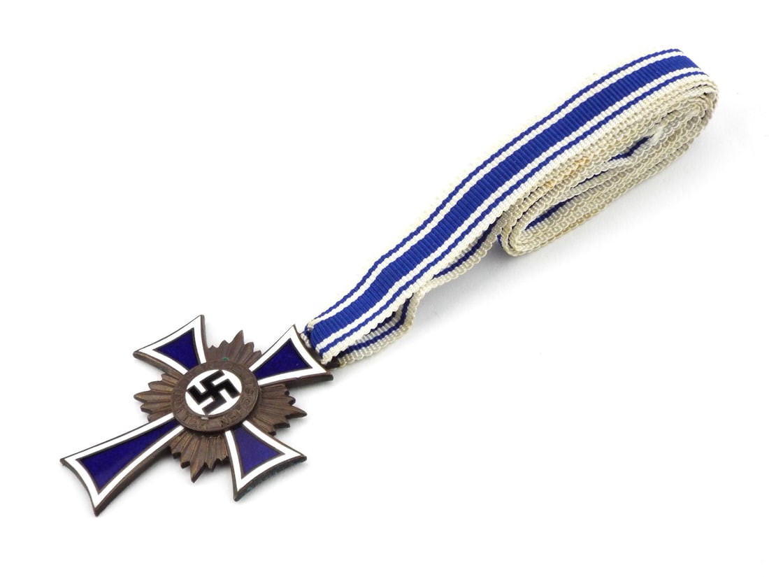 German WWII MOTHER’S CROSS BRONZE MEDAL: German WWII MOTHER’S CROSS BRONZE Medal with lanyard in very good condition with no enamel loss.