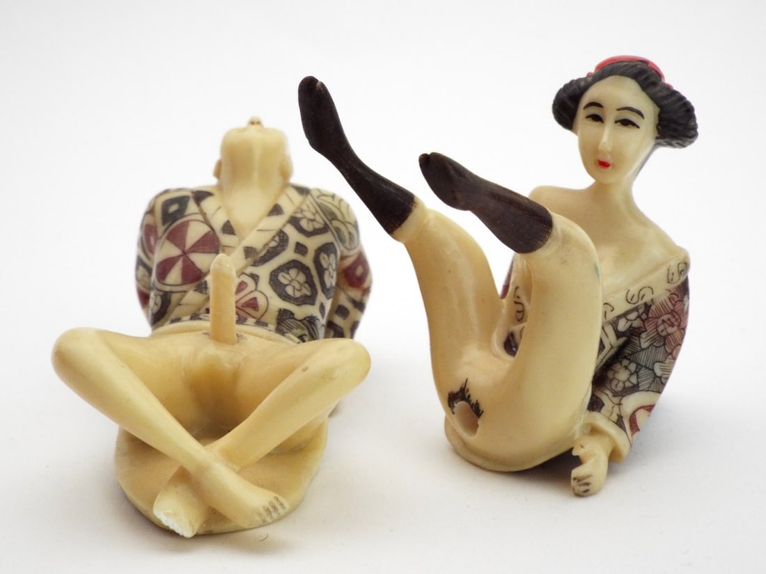 Two Interlocking Japanese Miniature Shunga Figures - 2