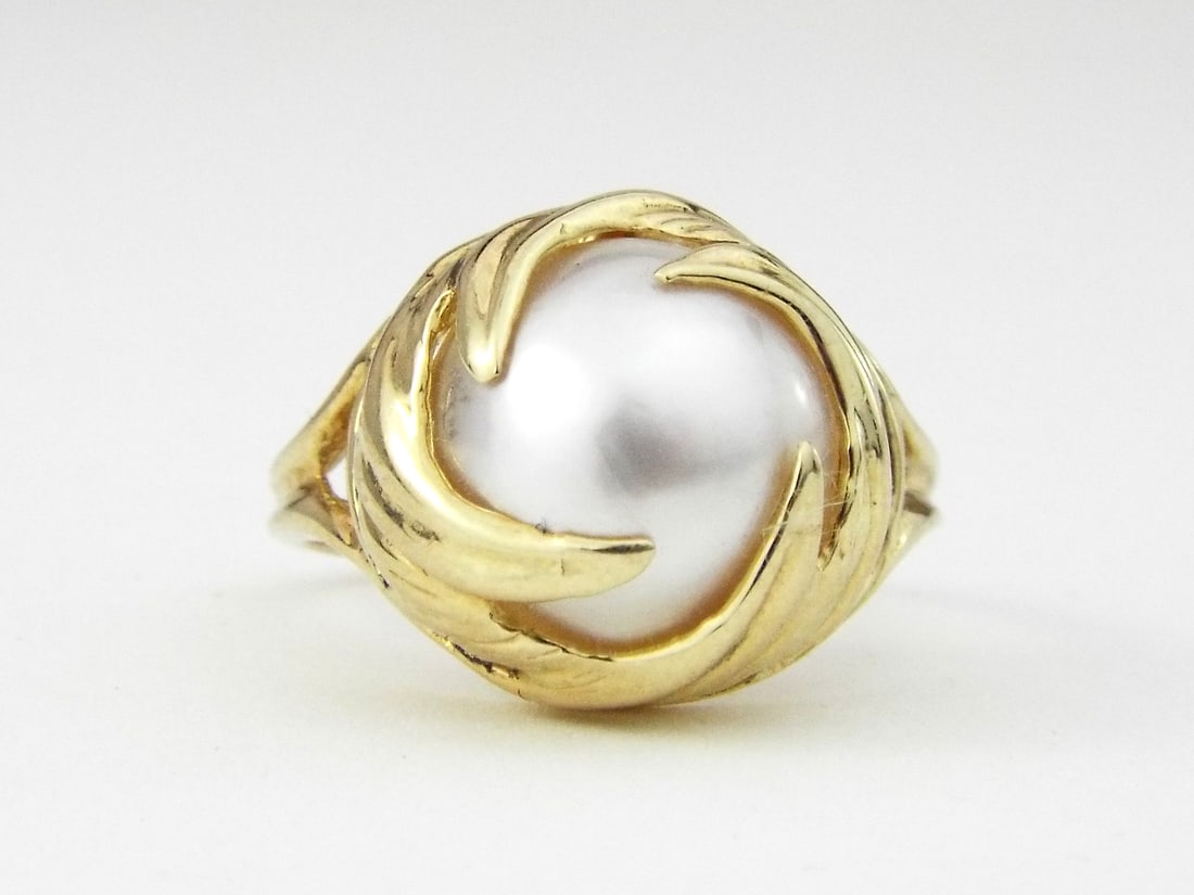 Mother of Pearl 10K Yellow Gold Ring: Mother of Pearl 10K Yellow Gold Ring, Weight 4.6g, Size 8. Direct credit card payment will not be accepted for this Lot. Accepted payment methods include cash, certified bank check, wire transfer, and