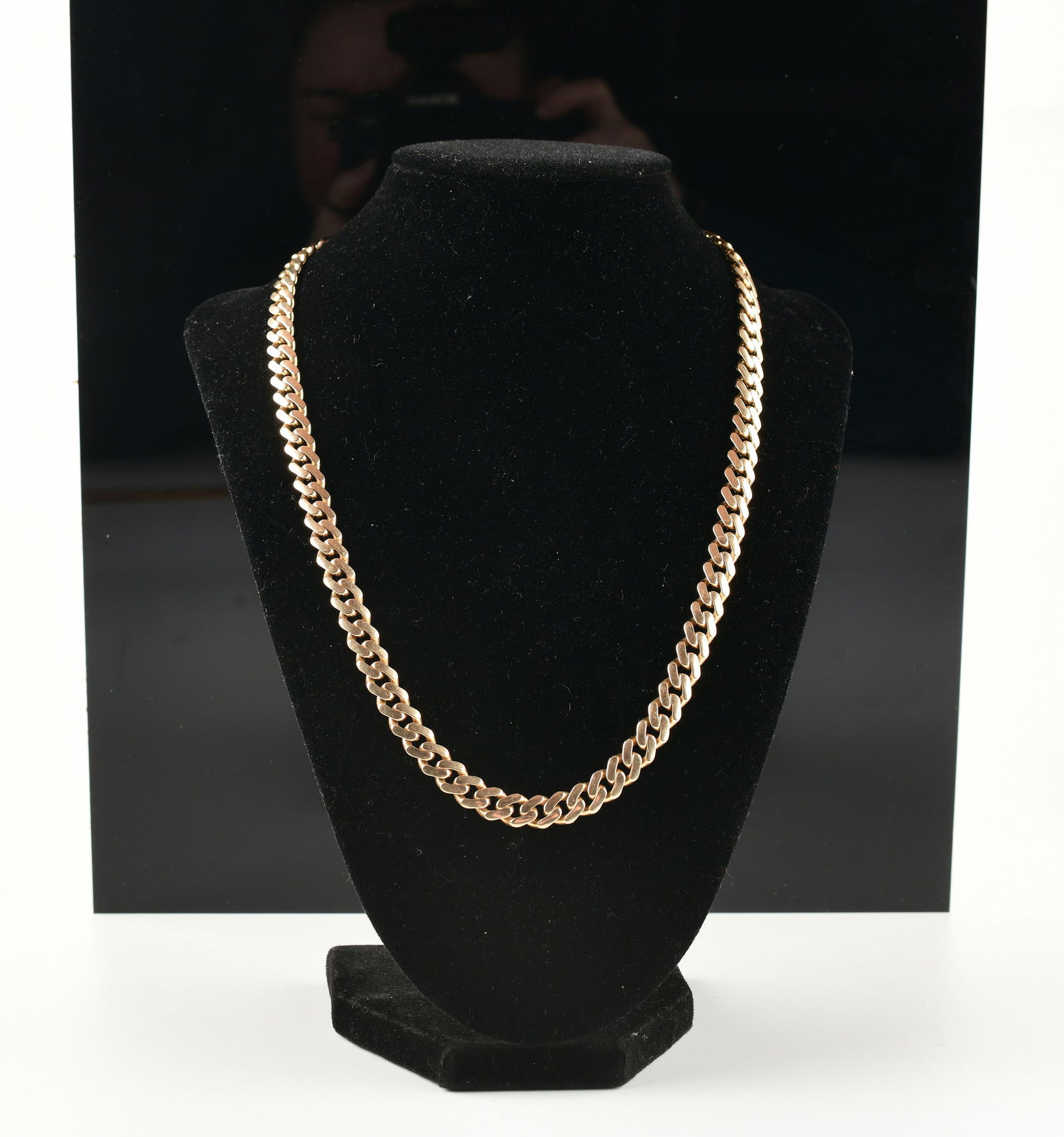 14K Yellow Gold Link Necklace with Studded Clasp: 14K Yellow Gold Link Necklace with Studded Clasp, Weight 23.5g. Direct credit card payment will not be accepted for this Lot. Accepted payment methods include cash, certified bank check, wire transfer