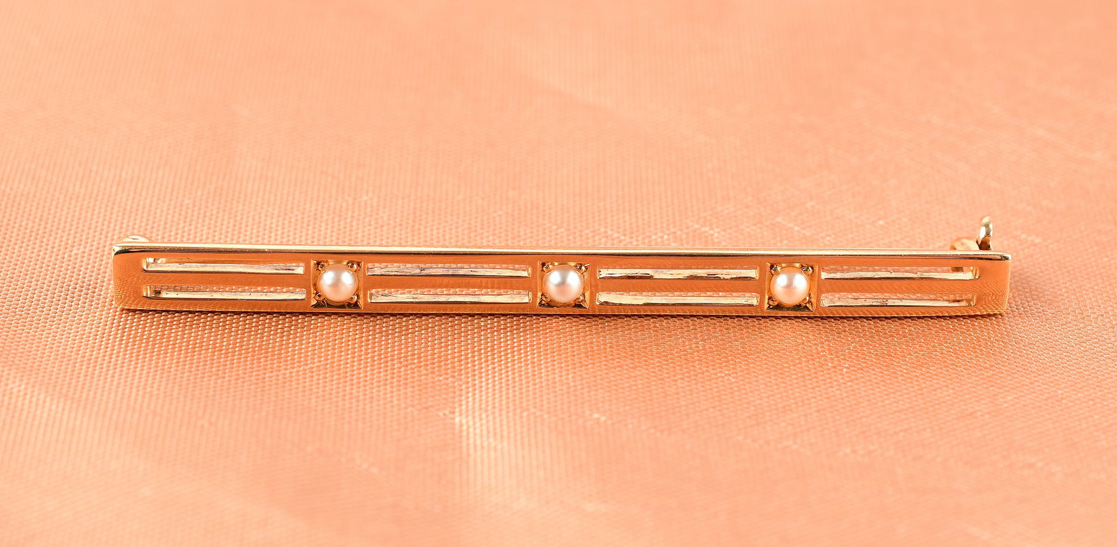 10K White Gold Diamond Brooch: 10K White Gold Diamond Brooch, Diamonds Natural, Clarity SI1, Color H. Direct credit card payment will not be accepted for this Lot. Accepted payment methods include cash, certified bank check, wire