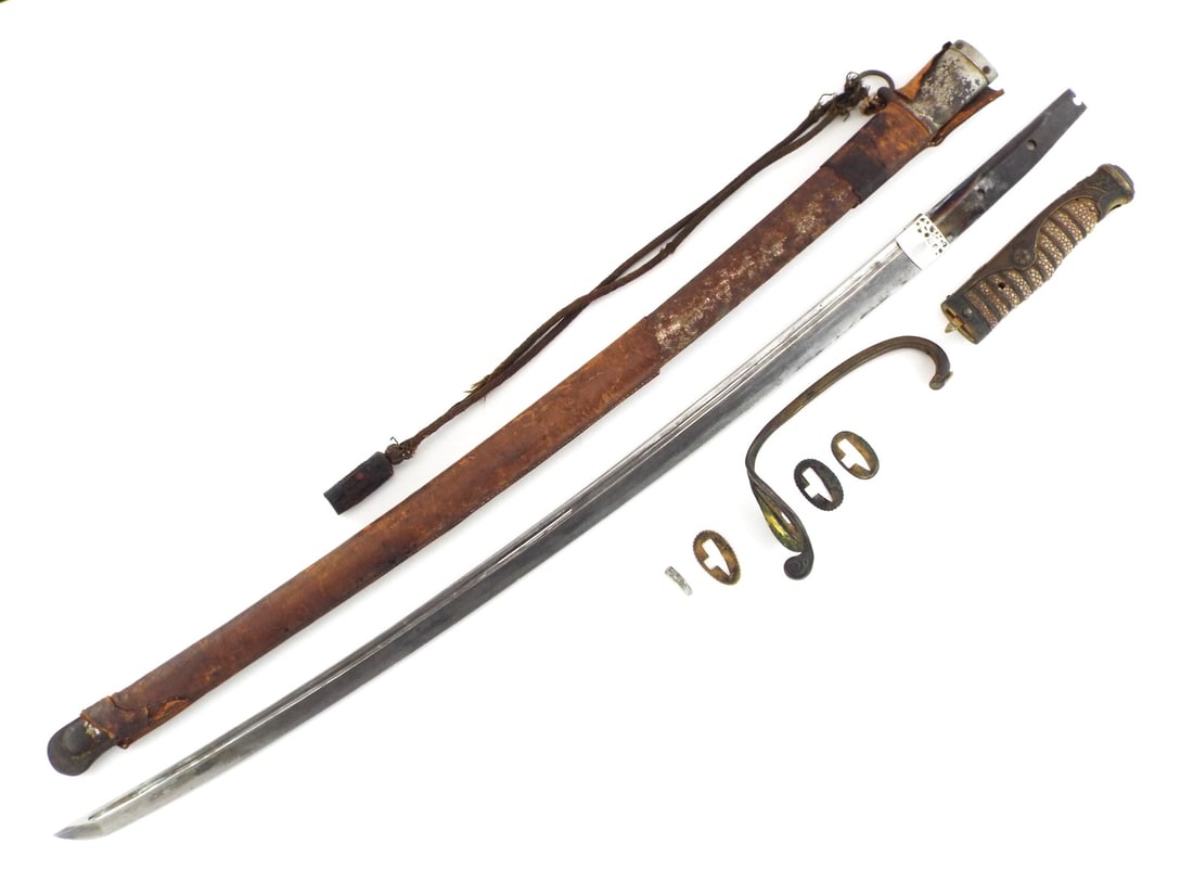 Japanese Russo-Japanese War BATTLE WORN OFFICER SWORD with Silver Family Crest (1 of 17)