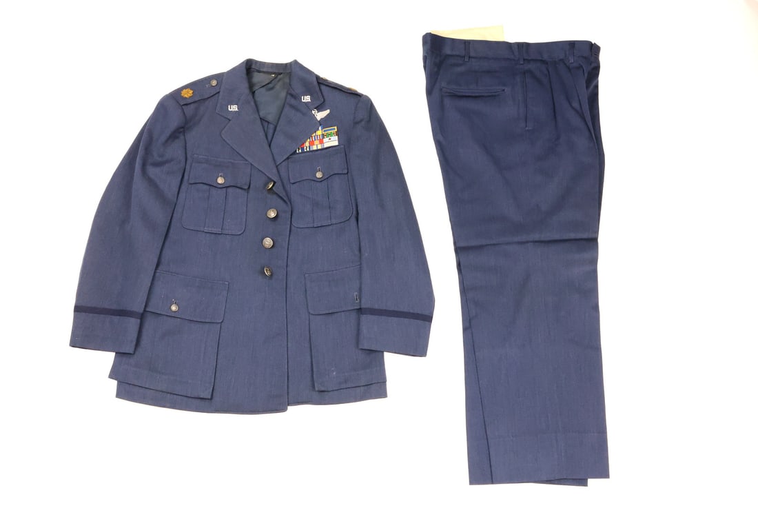 US WWII & Korean War AIRFORCE DRESS UNIFORM with Command Pilot Wings (1 of 6)