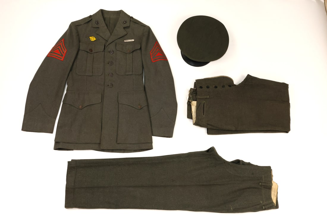 US WWII USMC GUNNERY SERGEANT SERVICE UNIFORM Set (1 of 6)