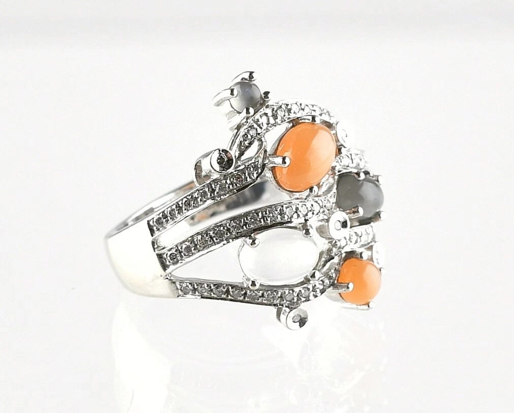 14k White Gold Diamond Ring Size 9: Size - 9. Weight - 8 g. Direct credit card payment will not be accepted for this Lot. Accepted payment methods include cash, certified bank check, wire transfer, and ACH.