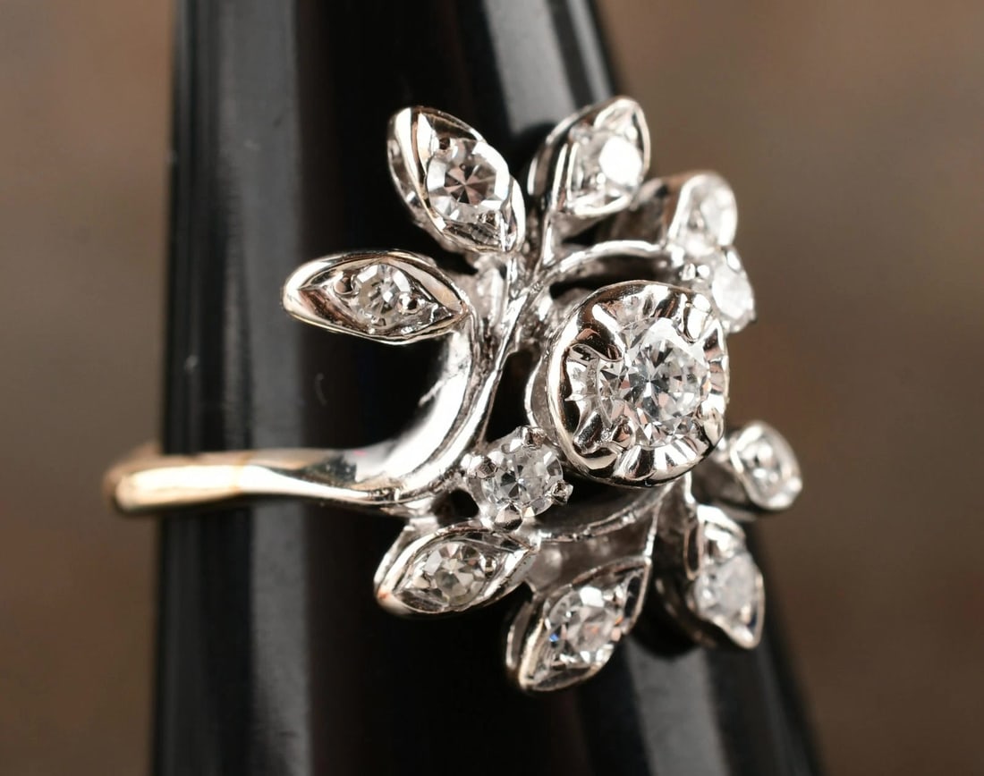 14k White Gold Natural Diamond Flower Ring Size 6.5: Ring Size: 6.5. Weight : 3.8g. Marked: 14k. Diamond: 0.10 ct, VS clarity. Direct credit card payment will not be accepted for this Lot. Accepted payment methods include cash, certified bank check, wir