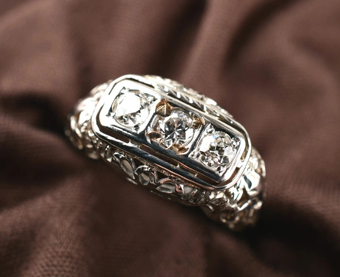 Elegant Antique Art Deco 18k White Gold Natural Diamond Ring Size 6: Size : 6. Weight : 2.5 g. Stamped : 18k. Diamond creation : natural. Direct credit card payment will not be accepted for this Lot. Accepted payment methods include cash, certified bank check, wire tra