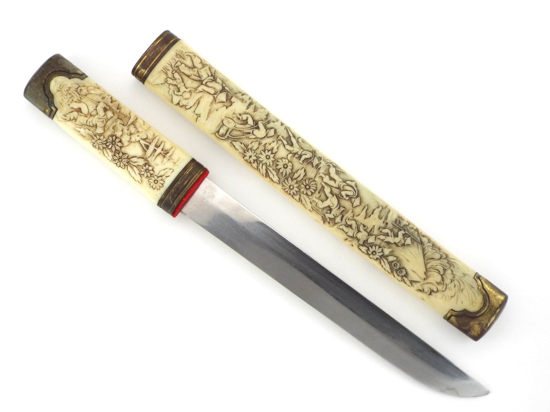Japanese Meiji Period Tanto with VERY FINE CARVED SCENES (1 of 14)