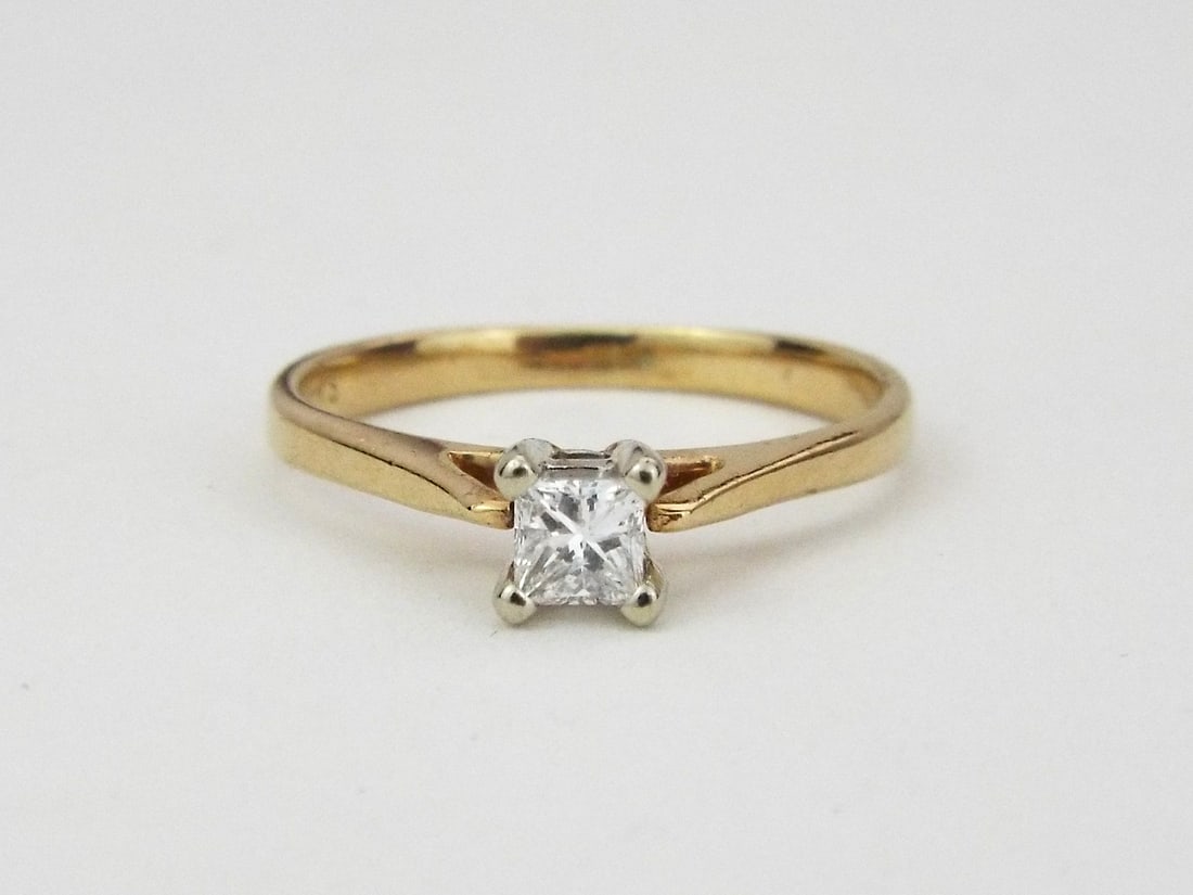 PRINCESS CUT DIAMOND 10K Gold Solitaire Ring (1 of 6)