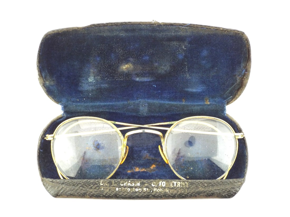 US Post WWI FUL-VUE GLASSES 12K Gold & Filled Filigree: 12K gold filled rims and high set bridge show fine hand chased filigree with light surface oxidation and minor spotting to glass lenses. Hinges remain intact, transitioning to flexible comfort cable t