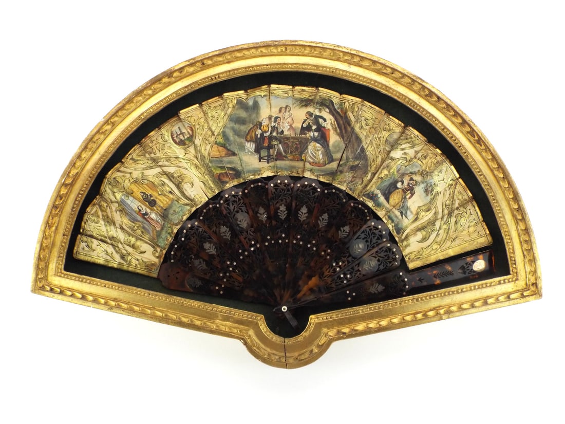 Italian Victorian HORN FAN Hand Painted Vignettes & Giltwood Vitrine: Hand painted paper leaf features three romantic vignettes bordered by heavy gold leaf gilding, displaying typical age toning and some splitting along the natural folds. Intricately pierced horn shell 