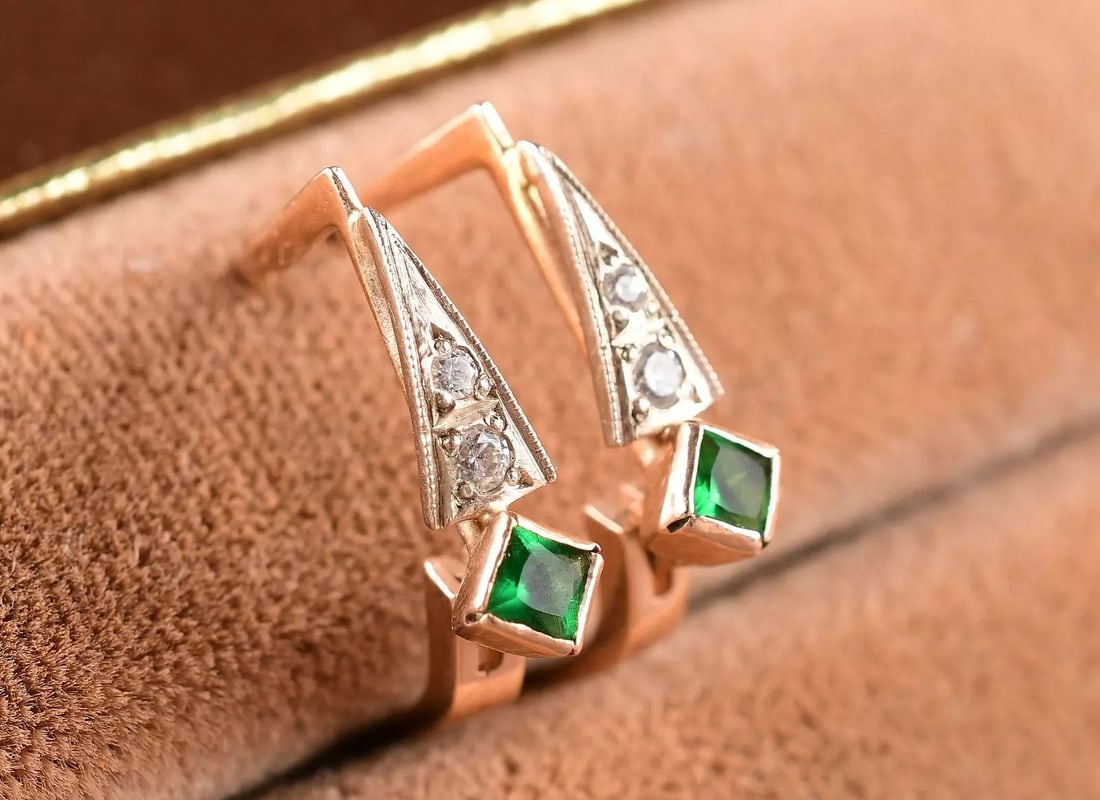 14k Russian Gold Natural Emerald CZ Earrings: 14k Russian Gold Natural Emerald CZ Earrings. Weight : 2.8 g. Stamped : 585. Direct credit card payment will not be accepted for this Lot. Accepted payment methods include cash, certified bank check, 