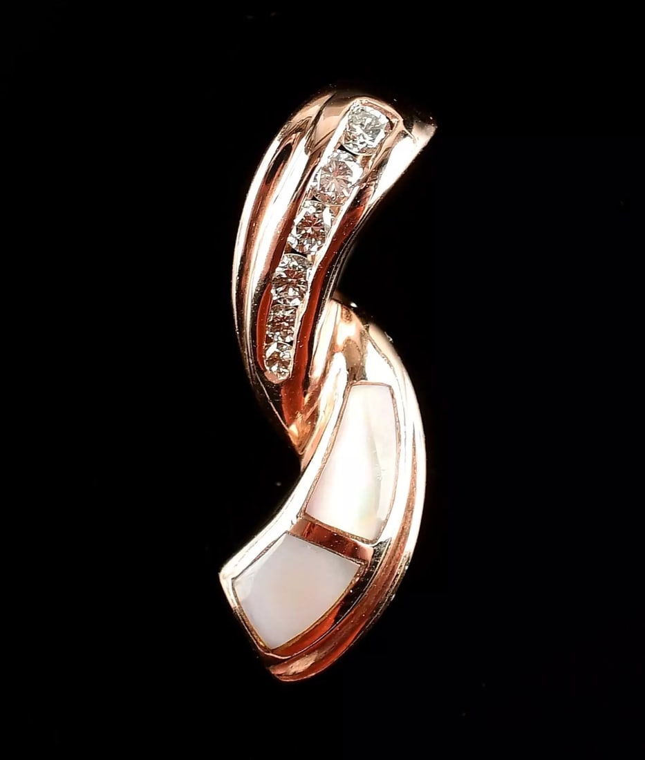 Mother of Pearl 14K Diamond Rose Gold Pendant: Mother of Pearl 14K Diamond Rose Gold Pendant. Measurements : 23 mm x 8 mm. Weight : 2.7 g. Marks : 14k. Direct credit card payment will not be accepted for this Lot. Accepted payment methods include 