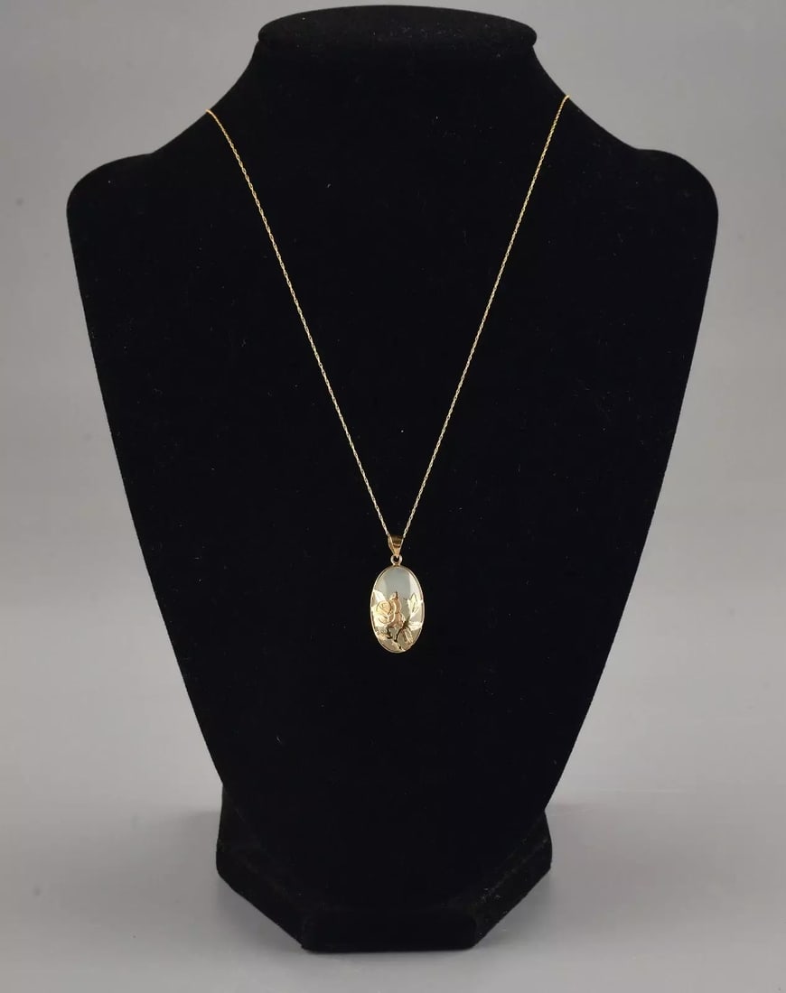 Women's 14K Yellow Gold Jade Reversible Pendant Necklace 19": Women's 14K Yellow Gold Jade Reversible Pendant Necklace 19". Weight : 2.8g. Marks : 14k. Dimensions with bail : 28mm x 13mm. Direct credit card payment will not be accepted for this Lot. Accepted pay