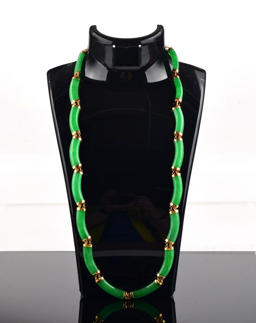 Vintage marked 14 " clasp & fine apple green Jade link. necklace.: Vintage marked 14 " clasp & fine apple green Jade link. necklace. Direct credit card payment will not be accepted for this Lot. Accepted payment methods include cash, certified bank check, wire transf