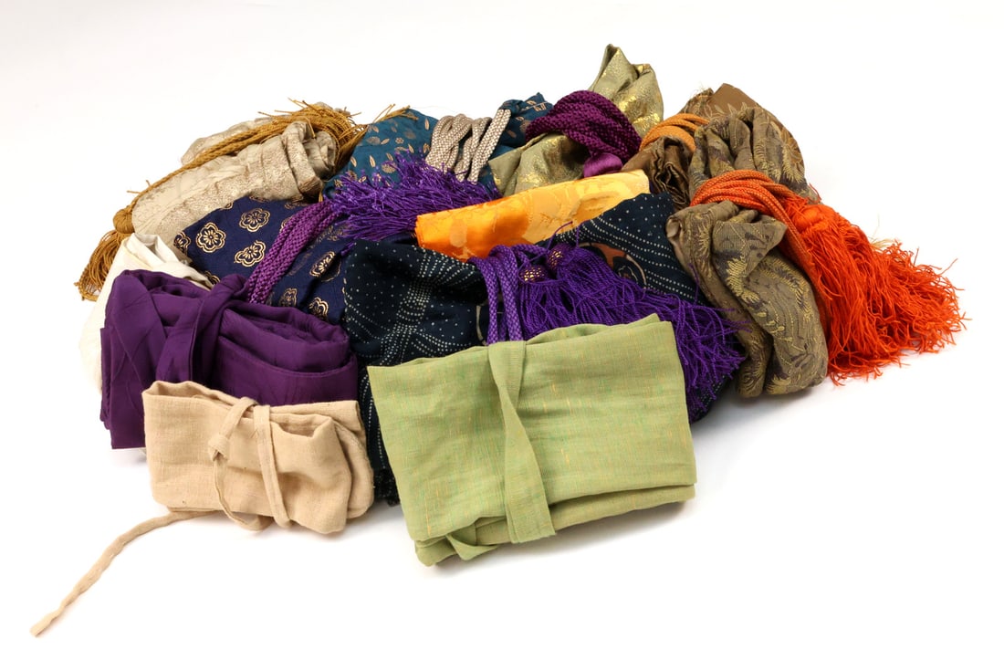 Lot of Japanese Edo Period SILK Swords Storage Pouches: Fabric storage pouches comprising varying silk brocades, damasks and plain woven cottons showing light age wear and minor loose threads to some edges. Several examples feature thick braided silk cords
