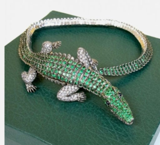 30.5 ctw Diamonds 18k White Gold AGGRAVI Roma Alligator Necklace: Metal 18k White Gold. Weight 330.5 grams. Diamond Weight 30.5 cttw. Tsavorite Weight 39.05 cttw. Length 20 inches Direct credit card payment will not be accepted for this Lot. Accepted payment methods