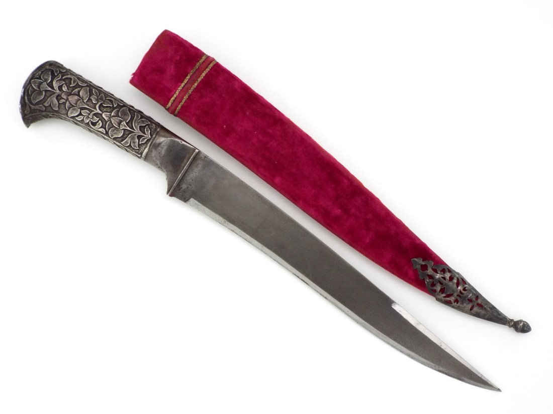 Fine Indo-Persian Kard Dagger Intricate CHISELED SILVER HANDLE & SUPERB WOOTZ: Blade of fine wootz PAttern steel exhibiting a distinct granular pattern with a reinforced bolster showing minor oxidation and salt and pepper spotting. The hilt comprises a solid chiseled silver hand