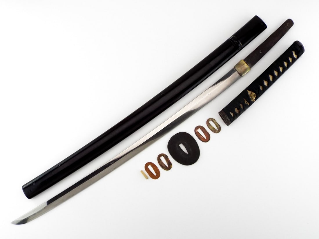 Japanese Bizen School Signed Edo Period Samurai Katana: This is a Bizen school signed Samurai Katana with long cutting edge and shinogi zukuri configured blade. In good polish this Edo period katana is free from any fatal flaws and is in overall very good 