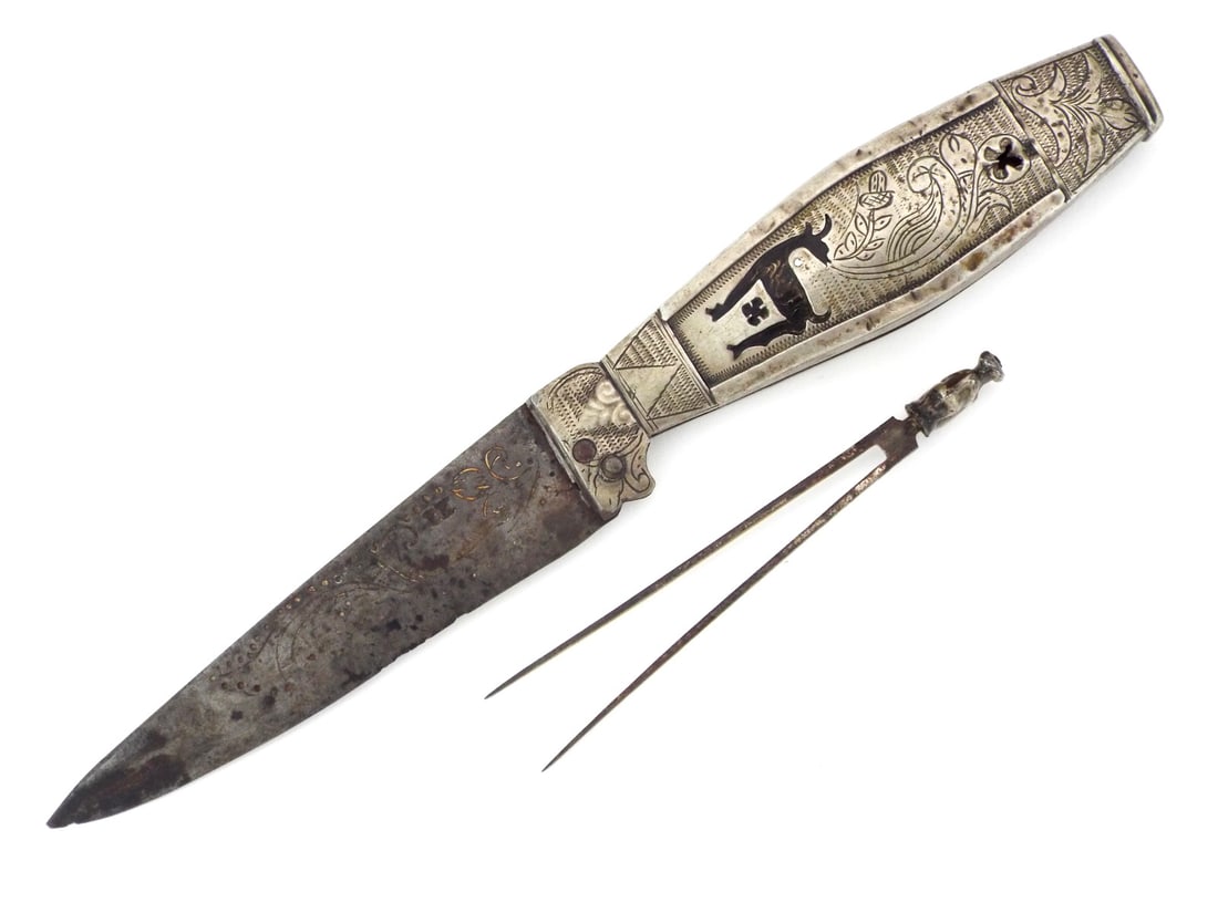 German 18th C. Chased Hunting Folding Knife with Horn Inlays: Single edged steel blade displays dark patina, minor oxidation and a stamped maker mark accented by gold washed floral engravings. Curved silver alloy handle incorporates hand engraved foliate borders