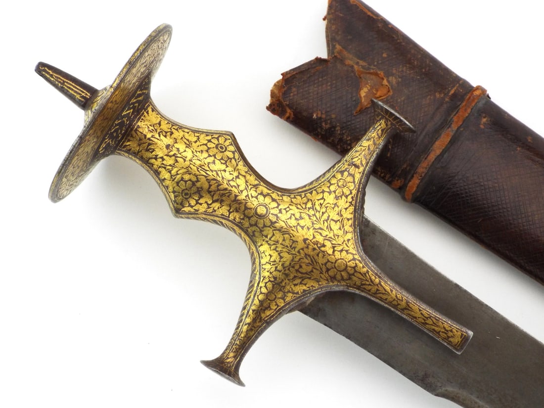 Magnificent 19th century gold hilted tulwar sword: An especially fine mughal Indian talwar with exquisitely gold embellished hilt depicting floral decorations in Sikh fashion, incredible wootz damascus blade with golden maker cartouches in its origina
