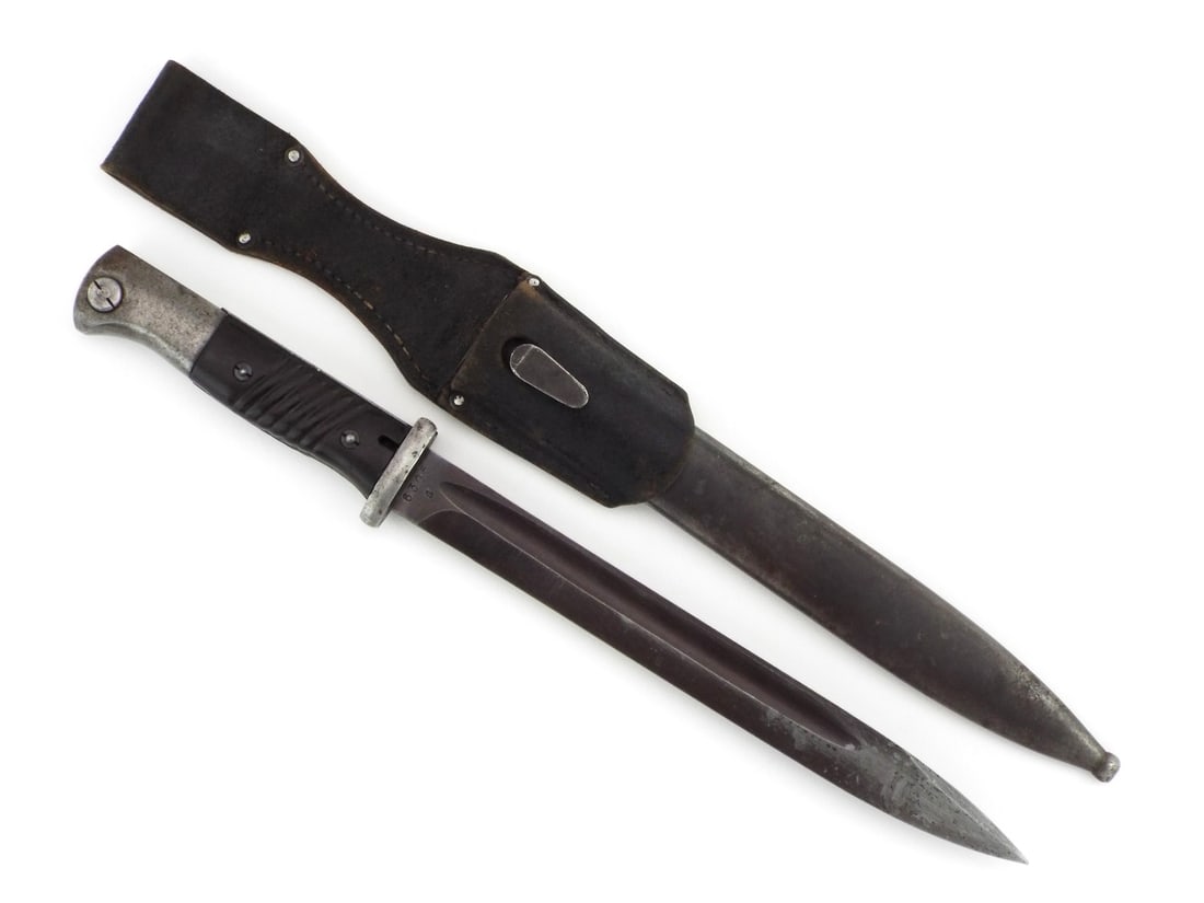 German WWII K98 Bayonet: Blued steel blade displays uniform runner wear, surface oxidation and superficial scratching, stamped 6305u on the ricasso and maker coded 42asw on the reverse for E. & F. Horster & Co. The hilt retai