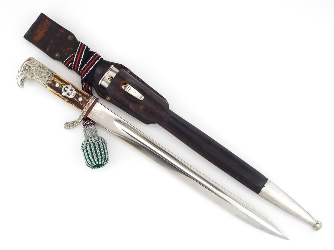 German WWII Municipal Police Dress Bayonet P.D. LUNESCHLOSS SOLINGEN with Stag Horn & Knot: Bright blade displays minor surface handling wear with crisp P.D. Luneschloss Solingen mark and crossguard stamped 735. Nickeled hilt retains excellent finish, featuring a detailed eagle head pommel, 