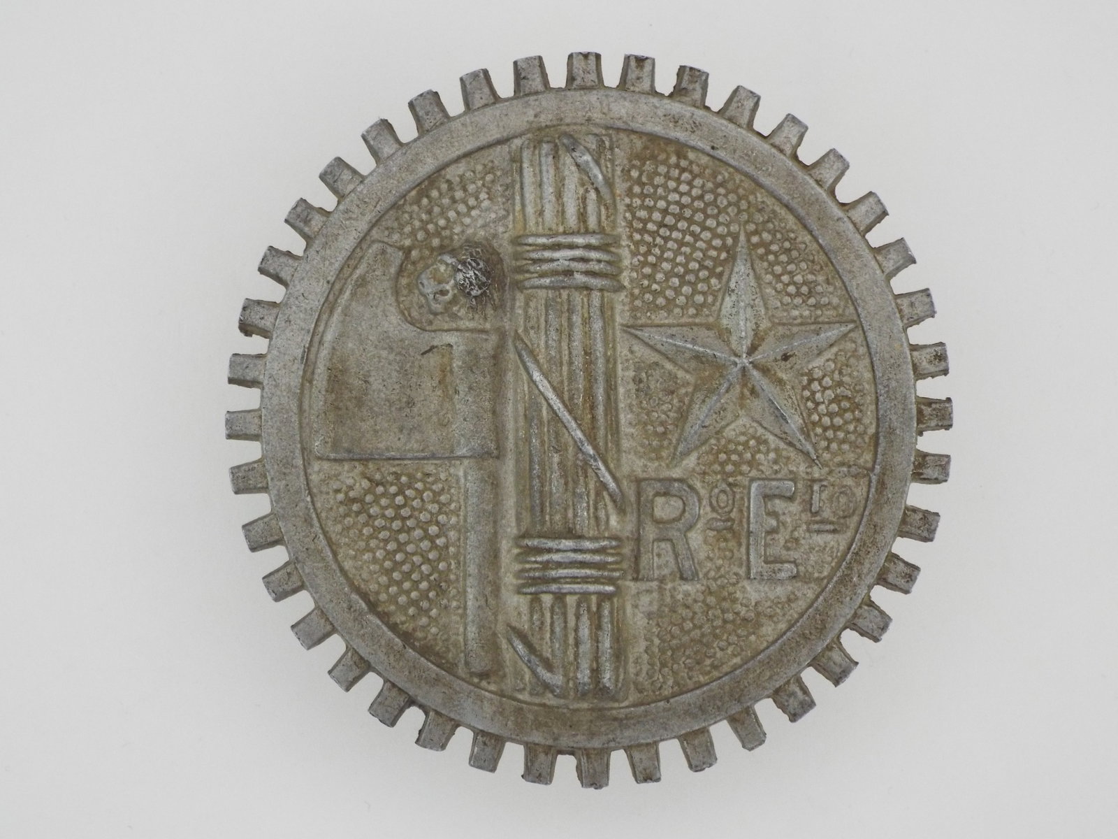 Italian WWII REGIO ESERCITO VEHICLE BADGE Die Cast Zinc: Superb radiator emblem displays a die cast zinc body, featuring a mellowed patina over crisp relief molded fasces and the R Eto military designation which is short for Regio Esercito translating to Ro